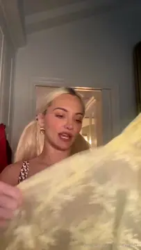 Poster: Lindsey Pelas - Livestream