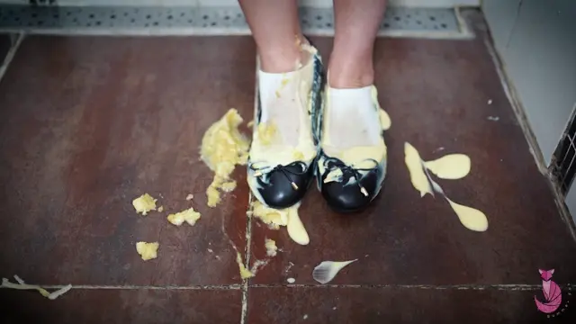 Poster: Summer Fox – Schoolgirl Plays With Custard And Bananas