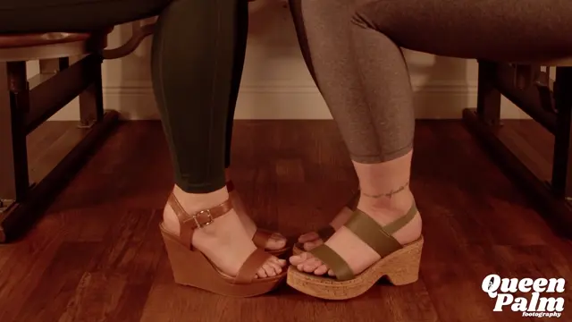 Poster: Queen Palm Footography – Jade Ash and Holly Fey – Shoeplay With Wedges