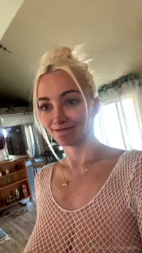Poster: Lindsey Pelas - Livestream